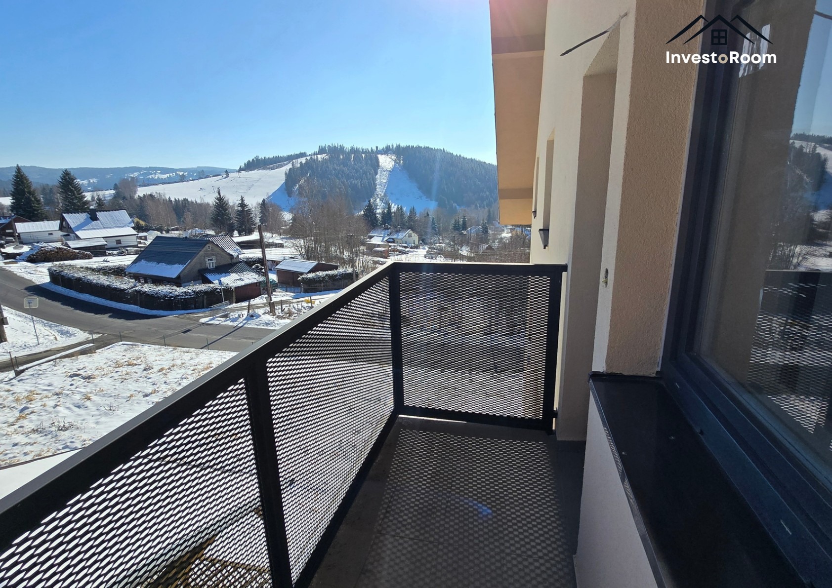 Reálný výhled z balkonu apartmánu Panorama na lyžařský areál Bublava a Krušné hory