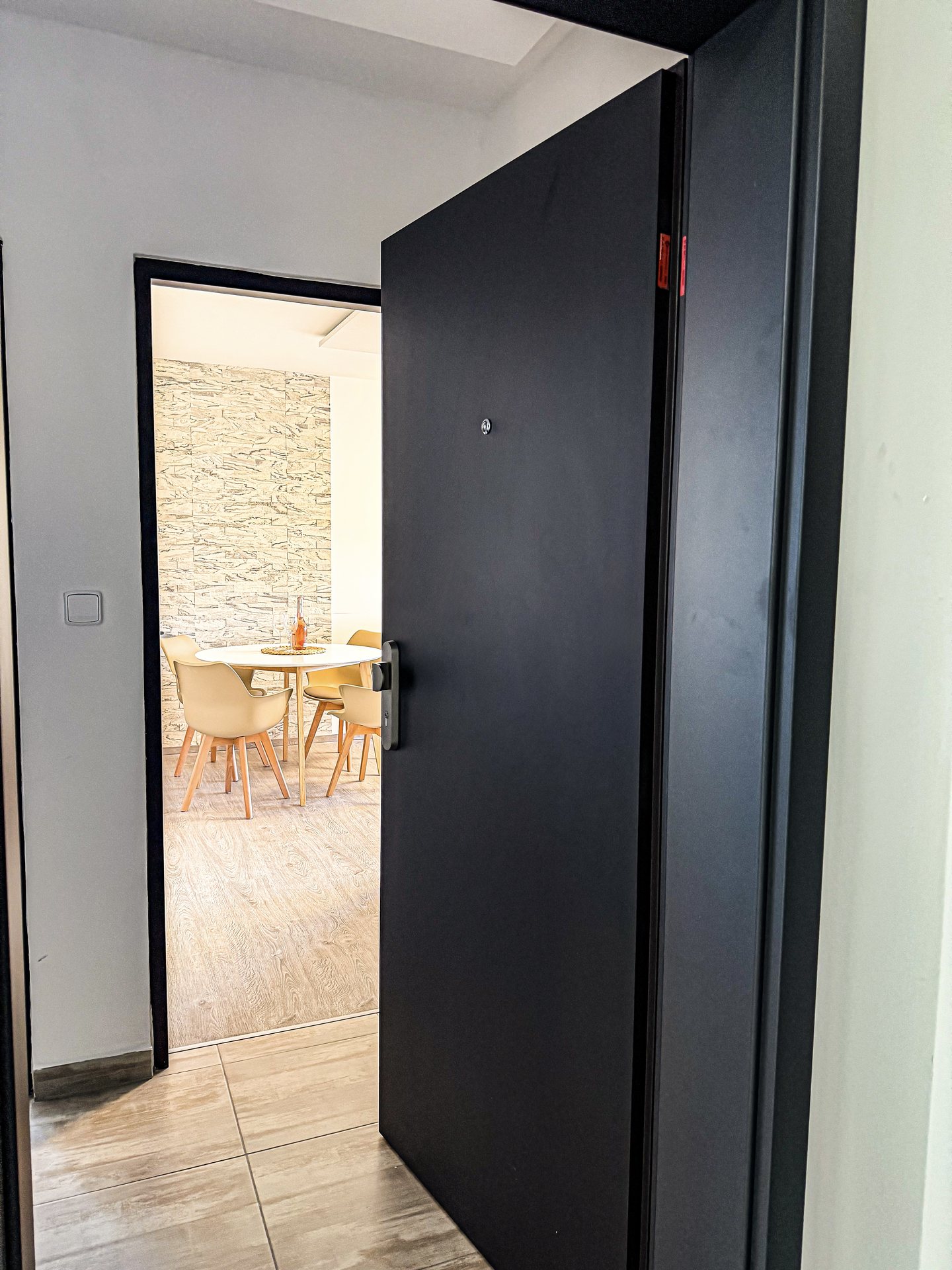 Otevřené vstupní dveře do apartmánu Panorama s výhledem na jídelní kout